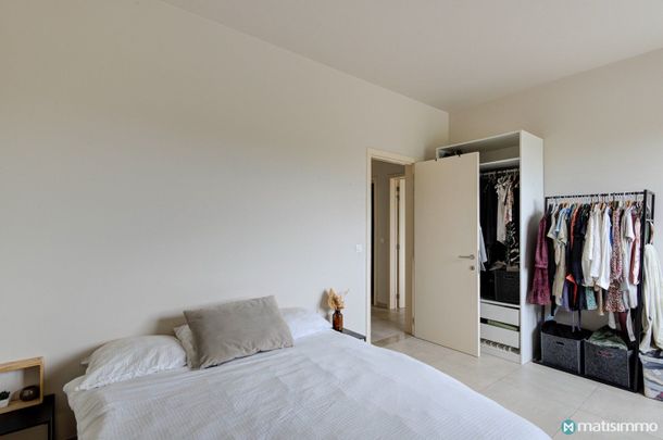 INSTAPKLAAR APPARTEMENT MET TWEE SLAAPKAMERS, 2 TERRASSEN EN PARKING TE BILZEN - Photo 1