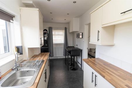 2 bedroom semi-detached house to rent - Photo 4