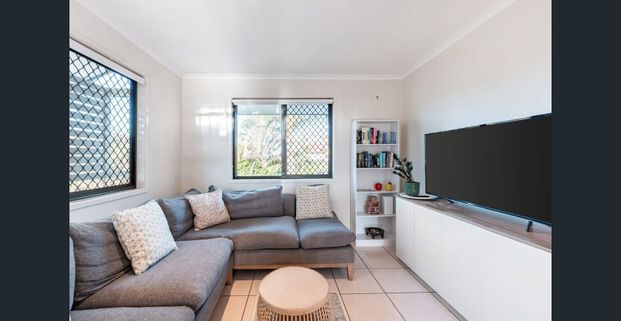 Location and Space! 3 Bedroom, New Farm Townhouse Fully Furnished includes WIfi - Photo 1