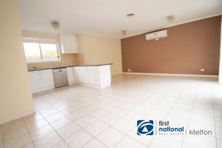 Spacious 4-Bedroom Townhouse in Central Melton! - Photo 4