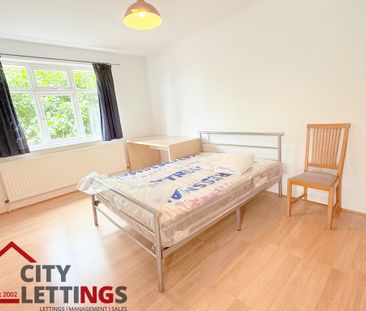 5 Bedroom Semi-Detached House - Photo 3