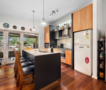 6 MONTH LEASE - Renovated beachside abode - Photo 6