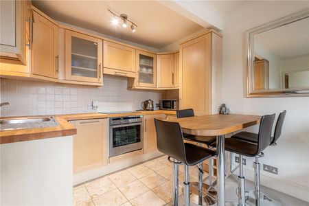 A bright and spacious one bedroom apartment on the top floor of a period conversion with a private roof terrace - Photo 4