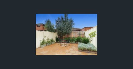 Double story neat townhouse! - Photo 4