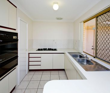 3 bedroom villa in great location - 6 MONTH LEASE - Photo 3