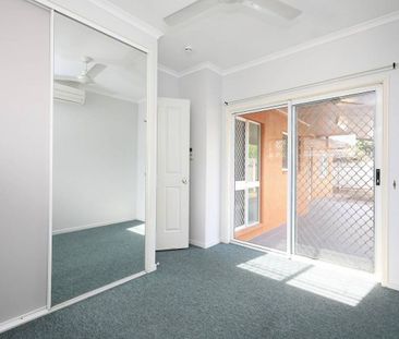 Fully Airconditoned - Split Systems - Remote Roller Door - Park wit... - Photo 1