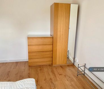 4 bedroom flat to rent - Photo 3