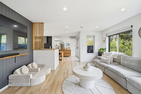 Immaculately presented 3 bedroom family home with study - Photo 2