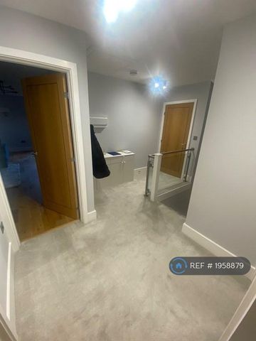 1 bedroom in a flat share to rent - Photo 2