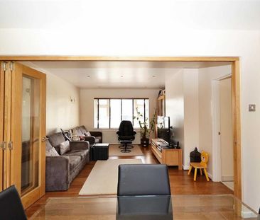 4 bedroom House To Let - Photo 3