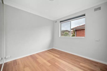 Bright Two-Bed Apartment in Campsie - Photo 5