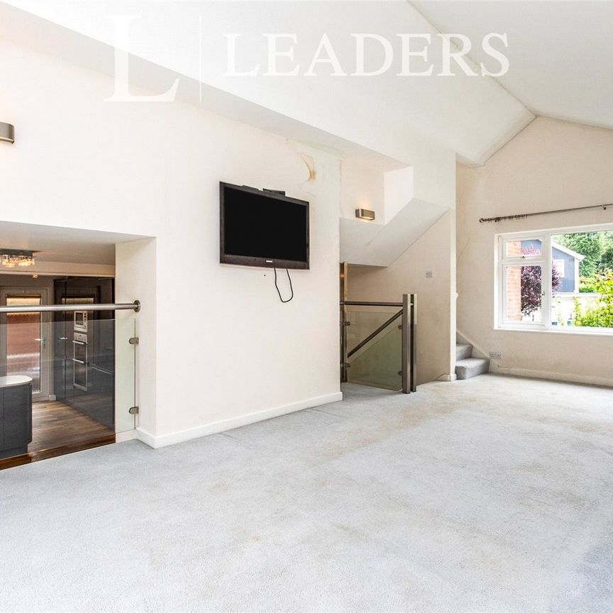 4 bedroom house to rent Coniston Way, Reigate, Surrey, RH2 - Photo 1