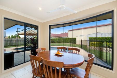 EXECUTIVE FAMILY HOME WITH POOL - Photo 4