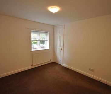 2 bedroom mews to rent - Photo 4
