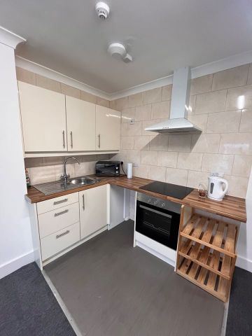 Studio Flat, Waltham Road, L6 - Photo 2