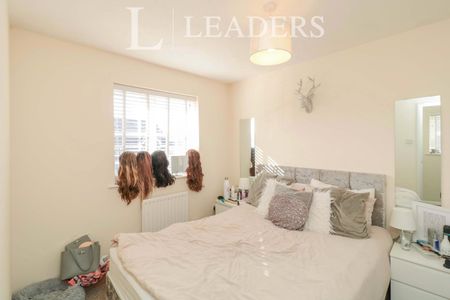 3 bedroom house to rent Wedgewood Drive, Harlow, CM17 - Photo 2