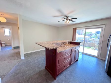 Dec.1st: Central – 3 bed, 2 bath main top floor suite - Photo 4