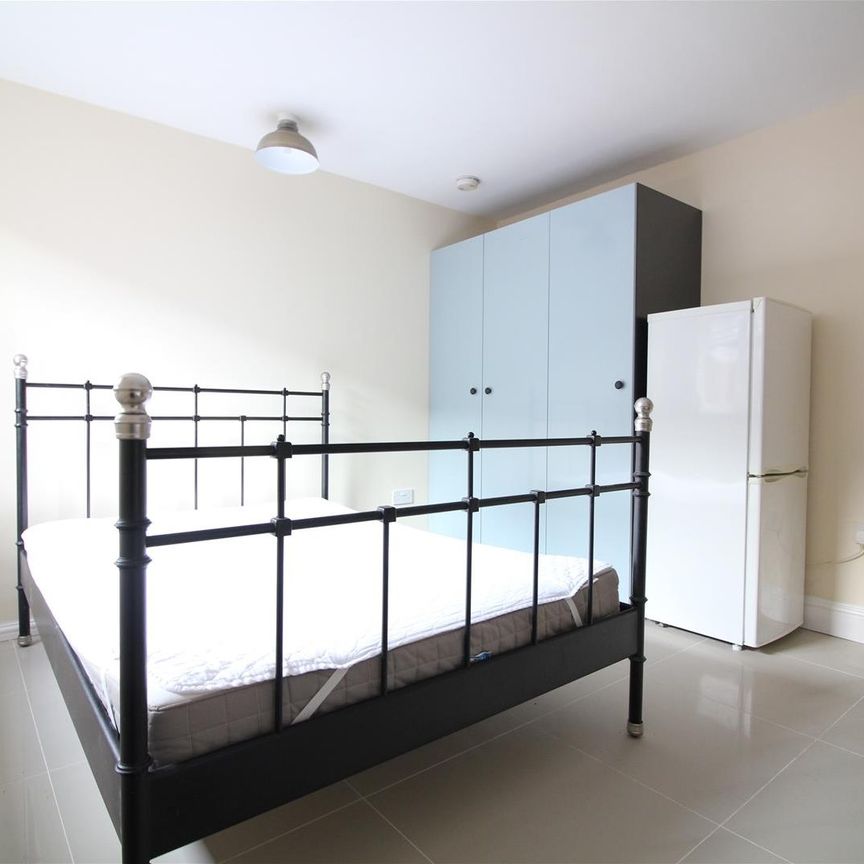 Hanworth Road, Hounslow - Photo 1