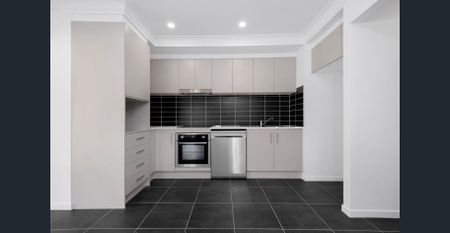 Near new family home in growing suburb - Photo 3