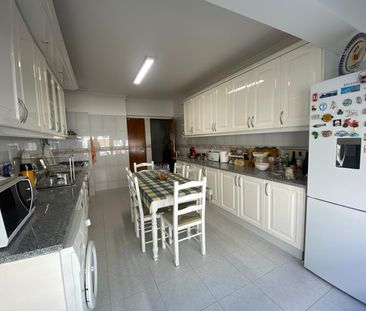Apartamento T4 com Garagem na Portela de Sacavém - Photo 2