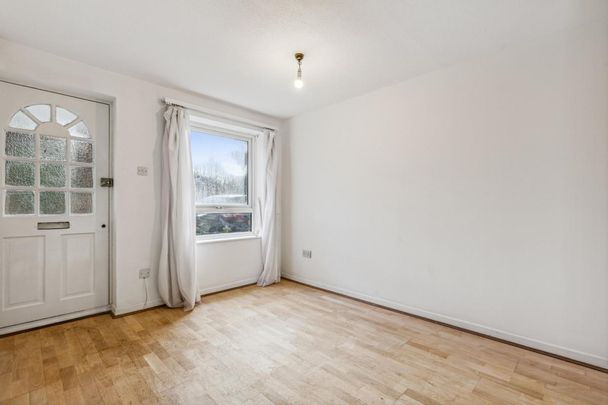 3 bedroom house in London - Photo 1