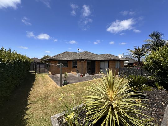 Stunning Brick Home - Fully Fenced & Feels Like New! - Photo 1