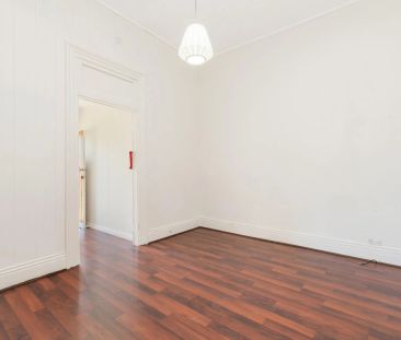 Character Home Divided into Flats in the Heart of Woolloongabba - Photo 3