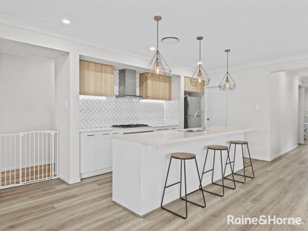 IMMACULATE FAMILY HOME IN SHORELINE - Photo 4