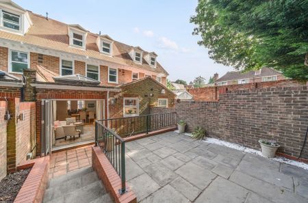 Tamerton Square, Woking, Surrey, GU22 - Photo 5