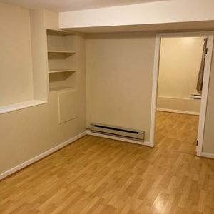 1 bedroom+1 den/ basement suite/600 sqft - Photo 2