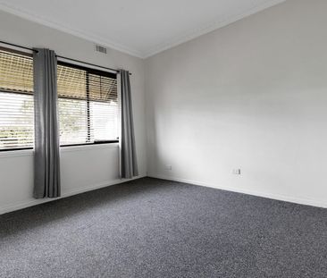 Simple home in a quiet neighborhood - Photo 4