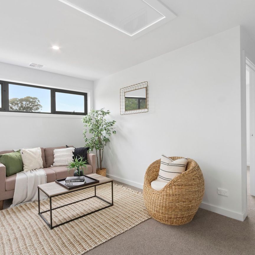 2/110 Livingston Avenue, Kambah - Photo 1