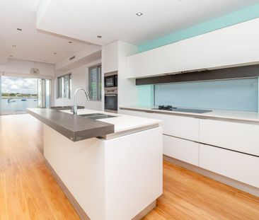 Luxurious Bayfront Living with Uninterrupted Water Views - Photo 5