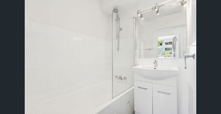 LIGHT FILLED MODERN LIVING WITH WATER VIEWS - Photo 4