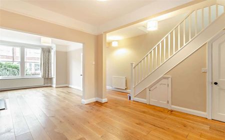 Three bedroom Edwardian house with Garden - Photo 2