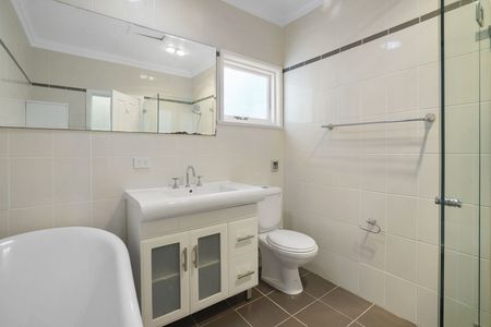 Charming Family Home – Central Location - Photo 2