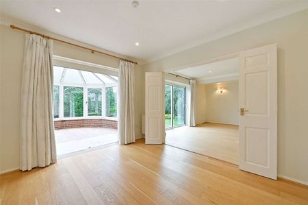 An impressive five bedroom family home on St. Andrews Road - Photo 2