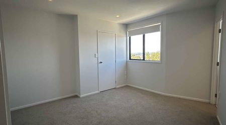 Modern Refurbished Townhouse with Sky Tower View & Pool Access - Photo 4