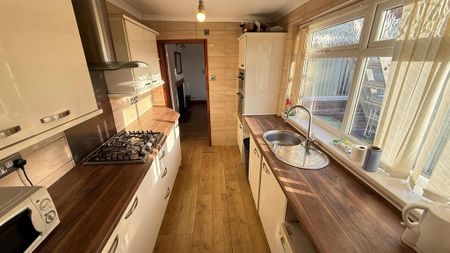 4 bedroom end of terrace house to rent - Photo 2