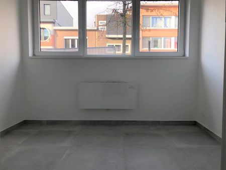 Gerenoveerd gelijkvloers appartement met 2 slaapkamers en tuin! - Photo 2
