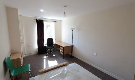 Spacious 4-Bed Student House with Expansive Outdoor Area - Photo 2