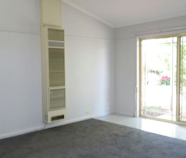 CENTRAL 2 BEDROOM UNIT! CLOSE TO TOWN! - Photo 1