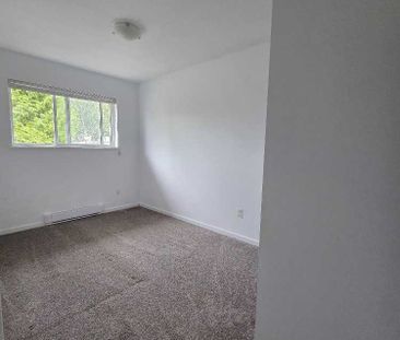 $2,500 / 3br – Beautifully updated 1/2 duplex close to Beaver Lodge... - Photo 6
