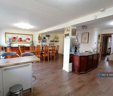 4 bedroom detached house to rent - Photo 6