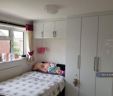 3 bedroom semi-detached house to rent - Photo 3