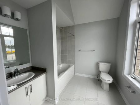 Condo Townhouse For Lease | E9087632 - Photo 4