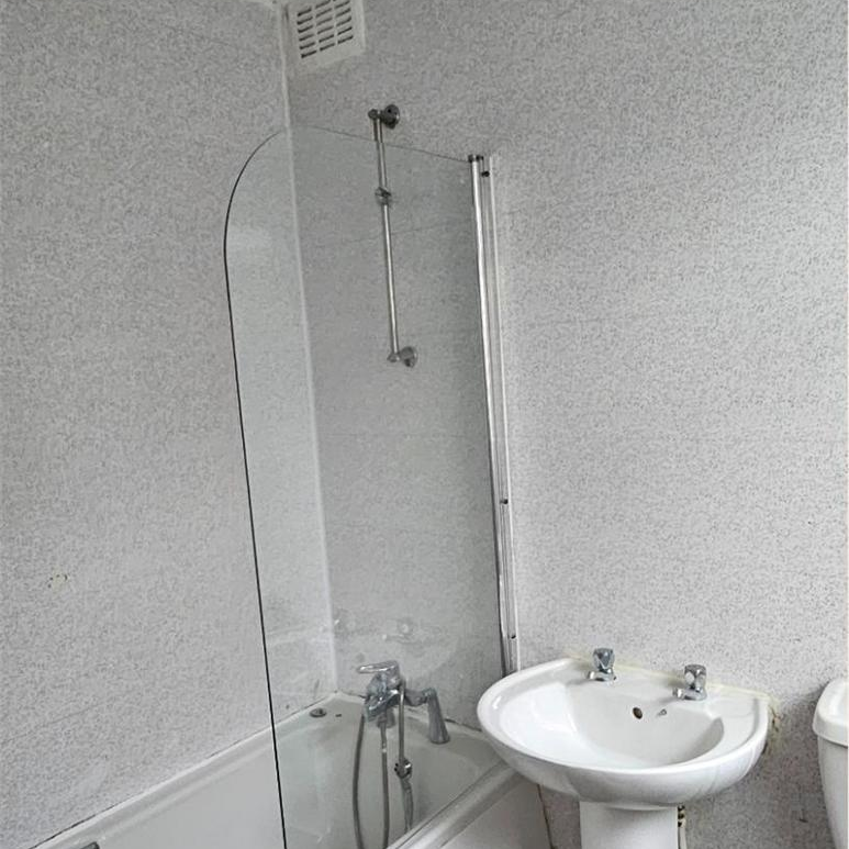 4 bedroom end of terrace house to rent - Photo 1