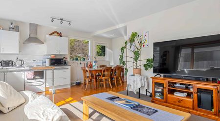 Sunny 3-Bedroom Home in the Heart of Sumner - Photo 2