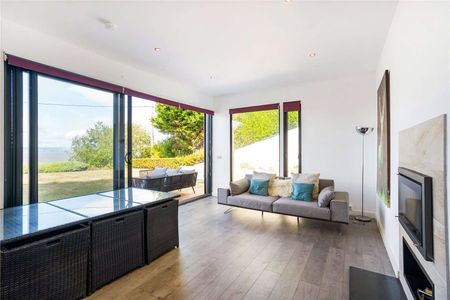 An exceptional luxury property with unrivalled sea views - Photo 2