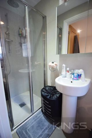 1 bedroom in a house share to rent - Photo 3